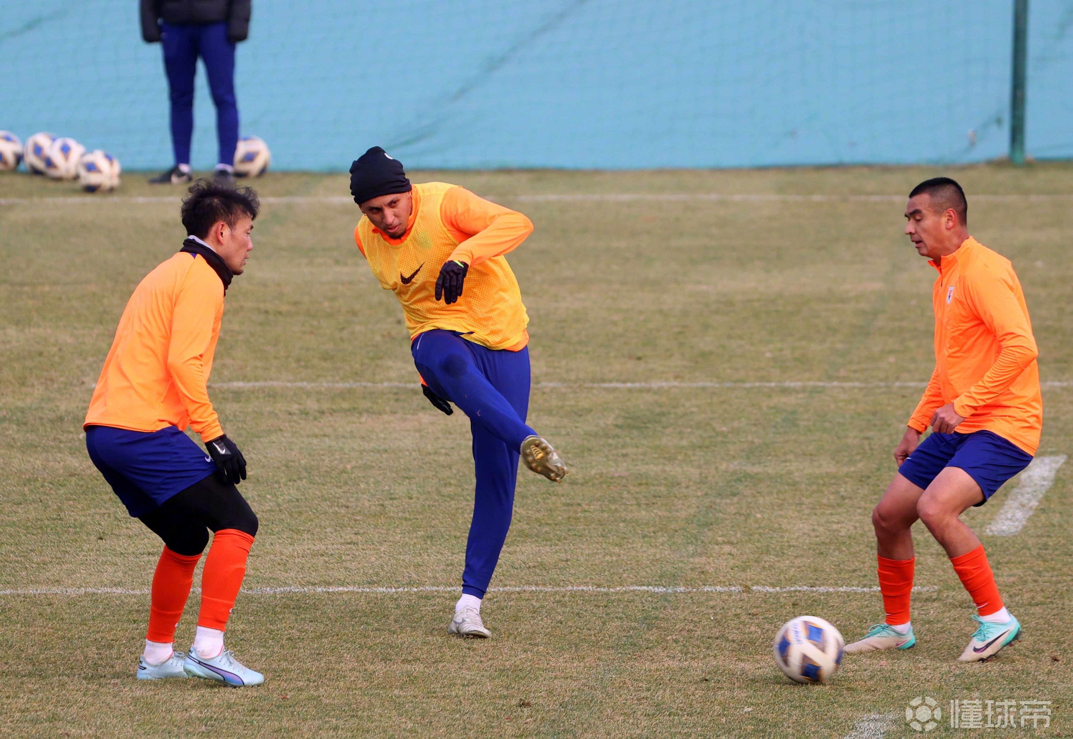 华体会网页版 -包含集结日亚冠传出新动向，皇家马德里篮板制胜，管理层表态——底气十足，临场指挥获称赞的词条